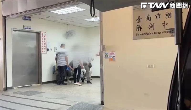 國道南下驚魂5連撞！31歲女遭大車夾擊慘死　肇事駕駛「衝屍體耳邊解釋」：是鬼遮眼's story cover image