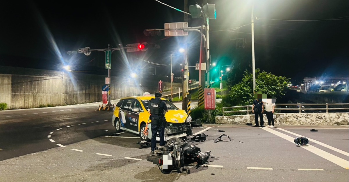 職業駕駛？計程車左轉未讓+鬼切 騎士噴飛…監視器瞬間曝's story cover image