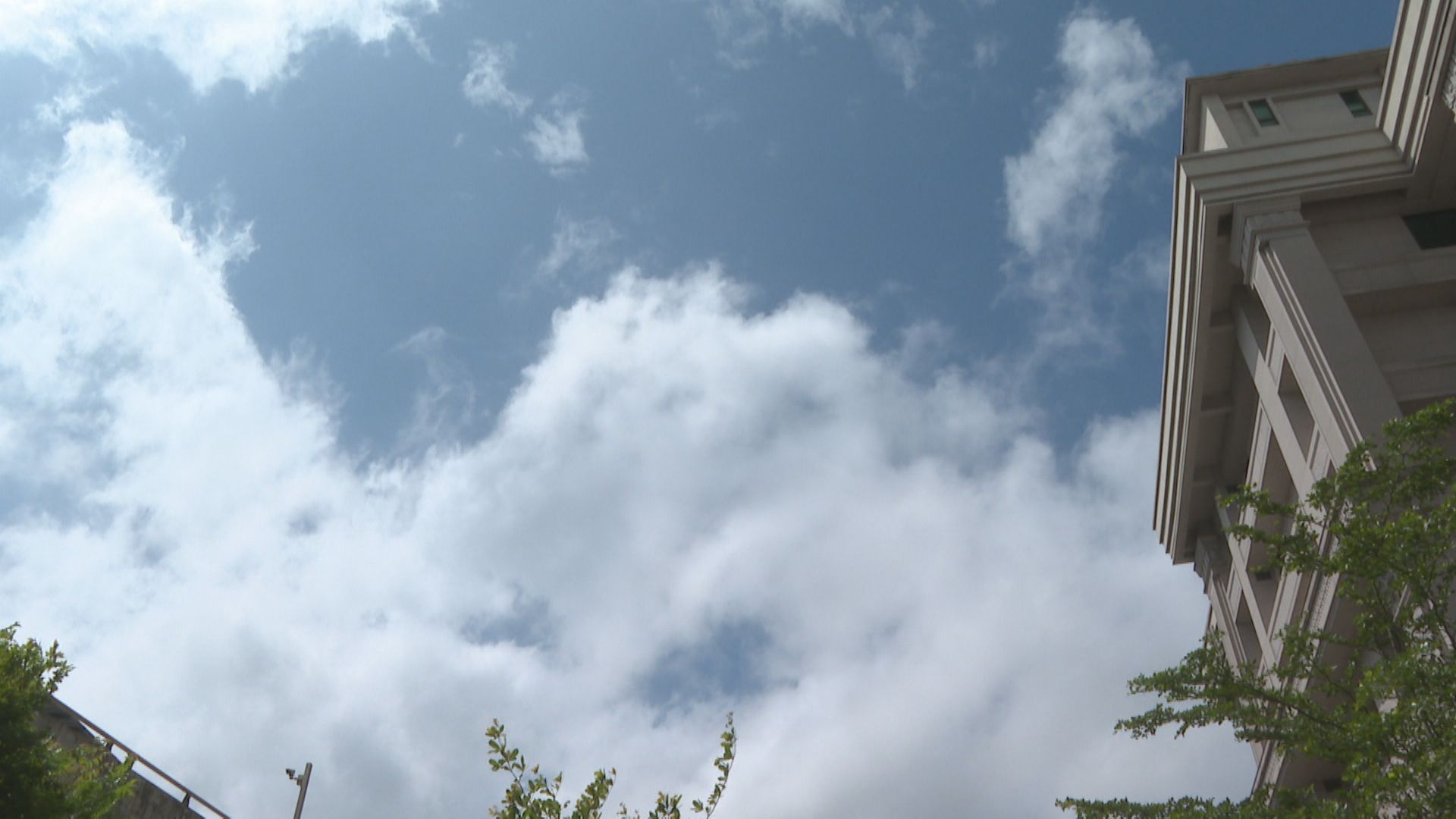 白天悶熱高溫飆36度　晚起鋒面接近變天「中部以北防大雨」's story cover image