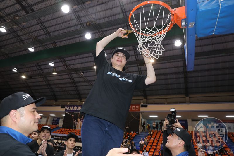 裕隆集團籃球隊史第二度三連霸　嚴陳莉蓮樂剪冠軍籃網's story cover image